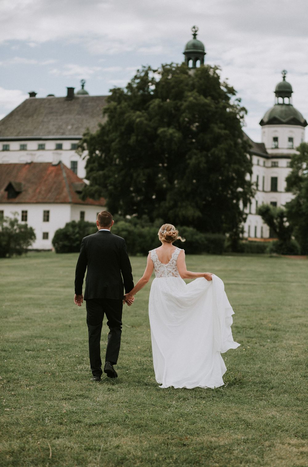 Intimt porträtt av brudpar i naturligt ljus vid Skokloster Slott