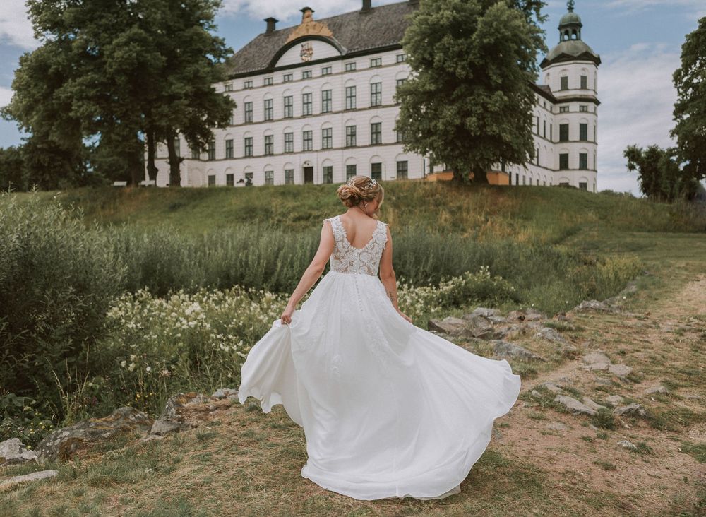 Intimt porträtt av brudpar i naturligt ljus vid Skokloster Slott