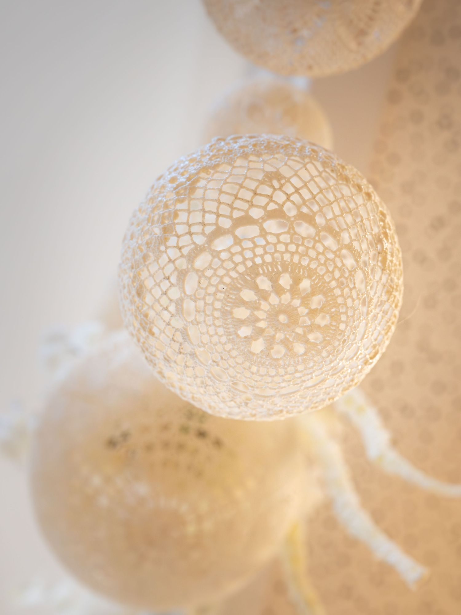 Photo de boules décoratives en dentelle