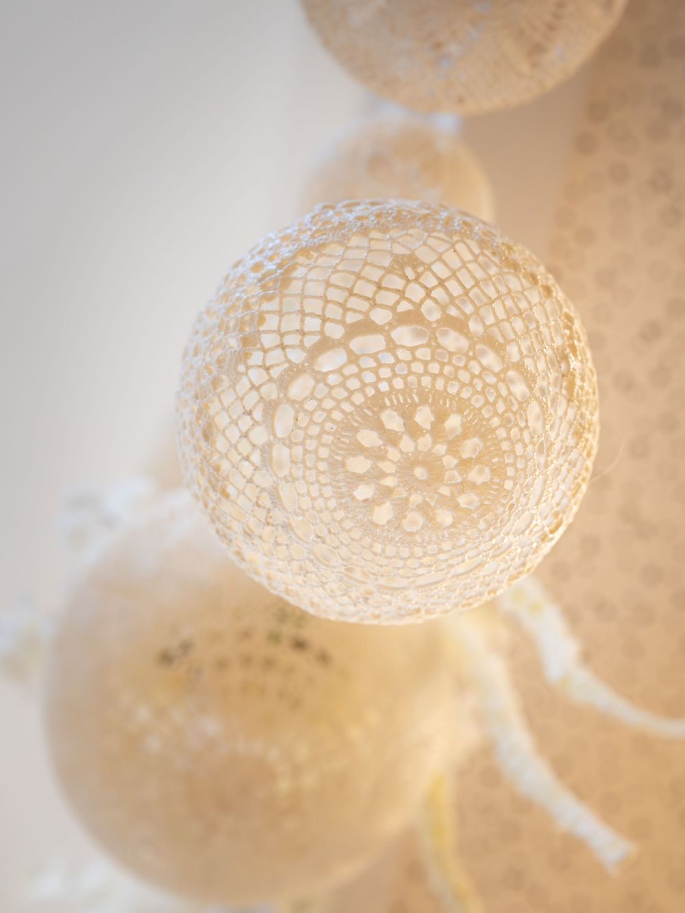 Photo de boules décoratives en dentelle
