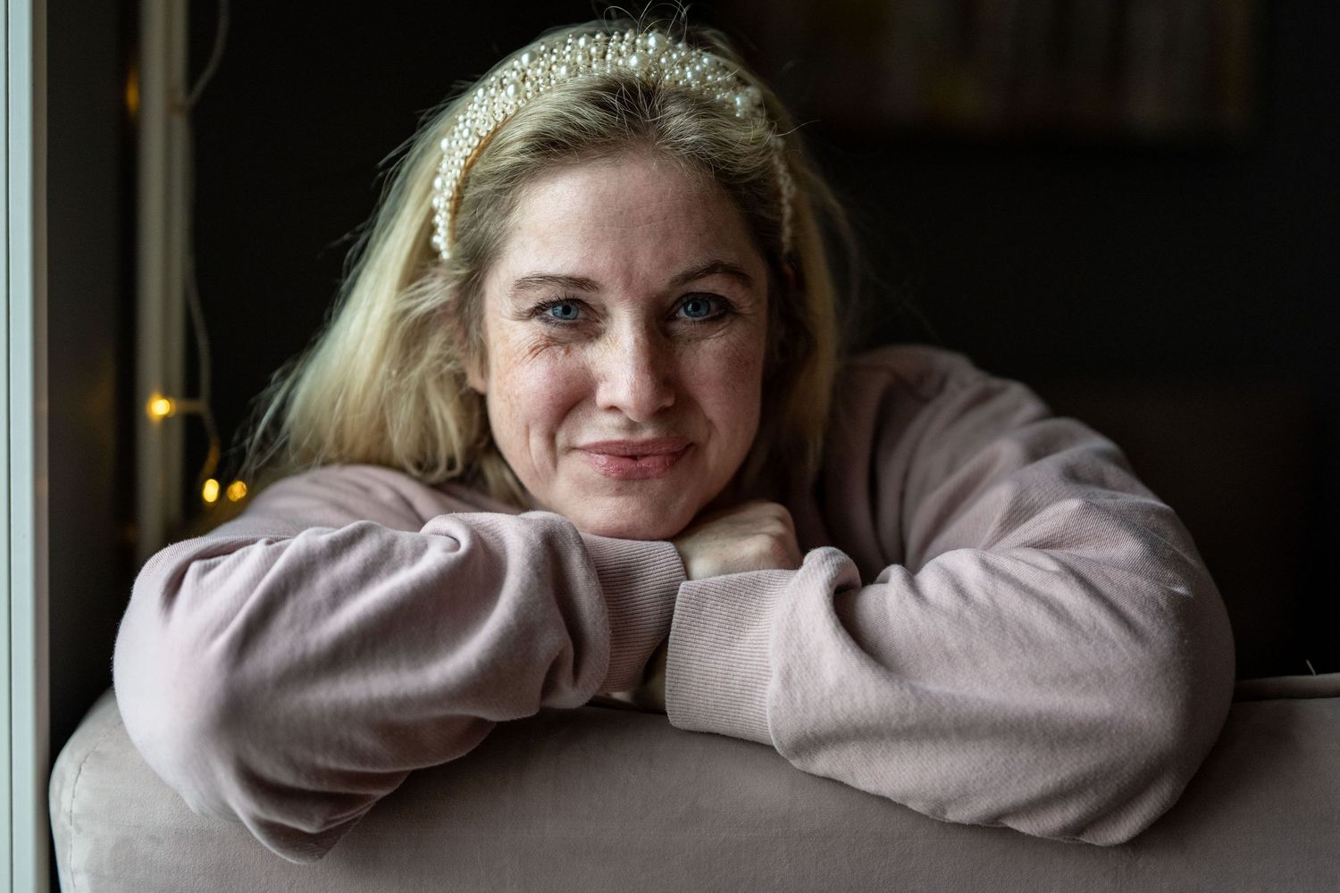 Företagsbilder av Fotograf Jessica Lindqvist - porträtt av ägaren till Cafe Tre Söta på Ingarö, som sitter i en soffa.