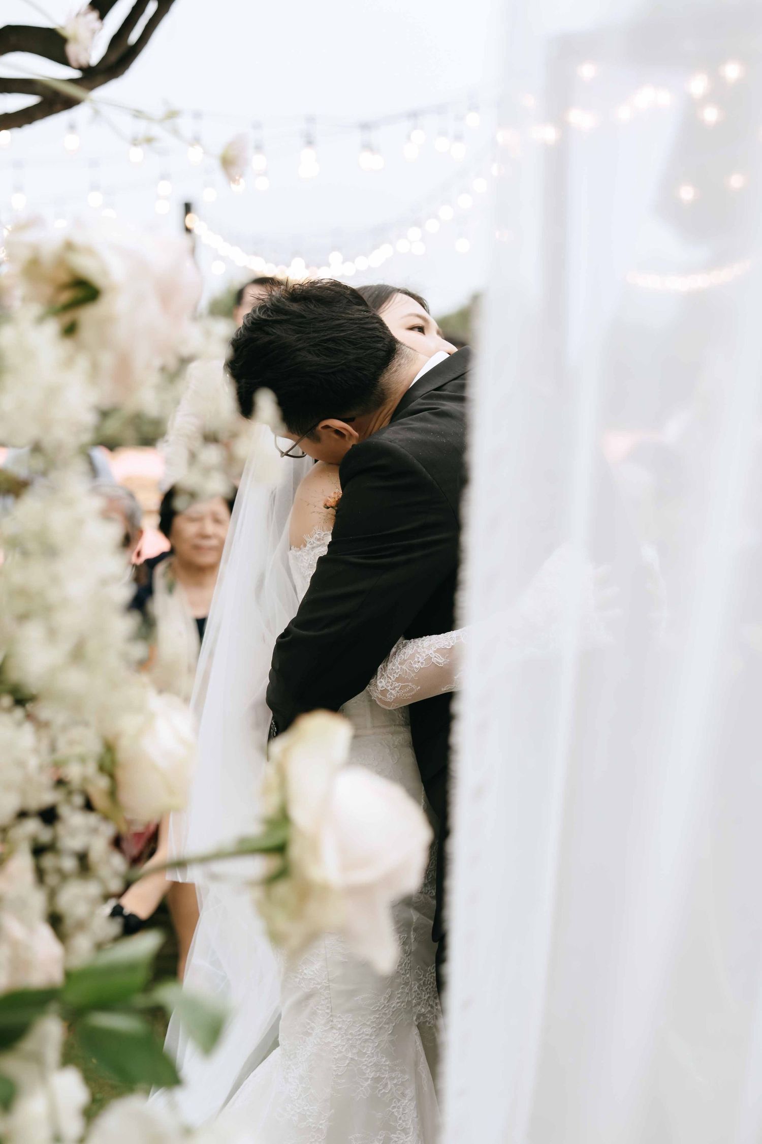 婚禮攝影價格為什麼差這麼多?本篇渴望影像帶你解析婚攝價差原因,從公司團隊與經營體系、人力配置、設備條件到攝影師經驗、現場判斷與影像風格,完整說明影響婚禮攝影價格的關鍵因素。透過實際觀點,幫助新人理解不同婚攝方案的差異,找到適合自己的婚禮攝影選擇,留下兼具質感與情感的影像紀錄。