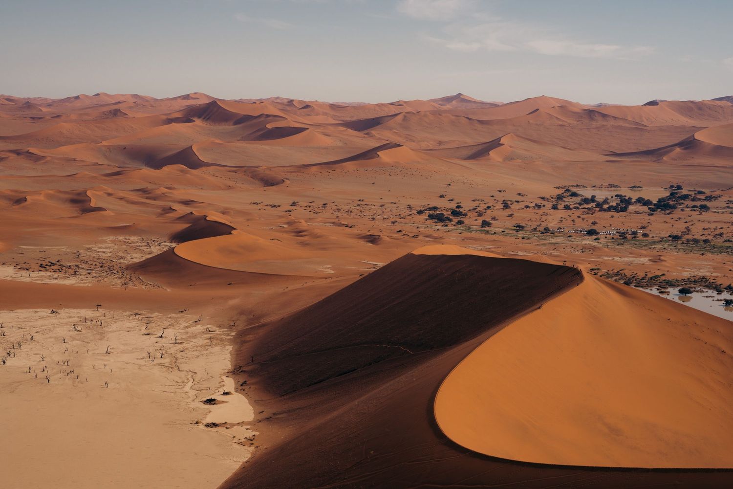désert namibie avec les dunes oranges de deadvlei