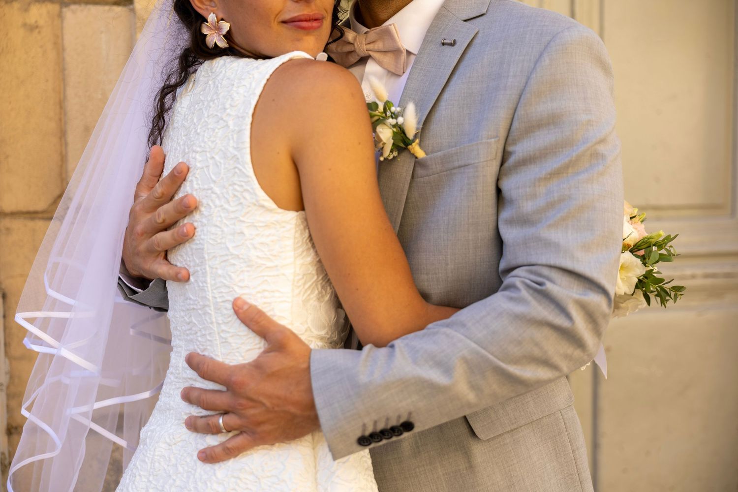 Les mariés enlacés lors d’un portrait rapproché pendant leur mariage