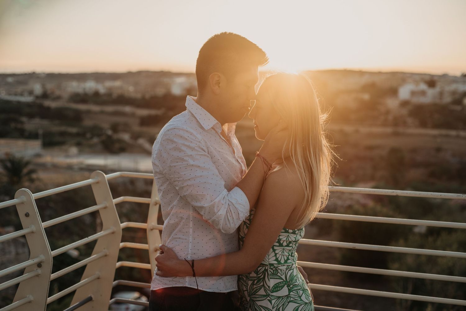 Pareja abrazándose al atardecer en terraza, sesión de parejas fotógrafo Fredy Monroy Madrid
