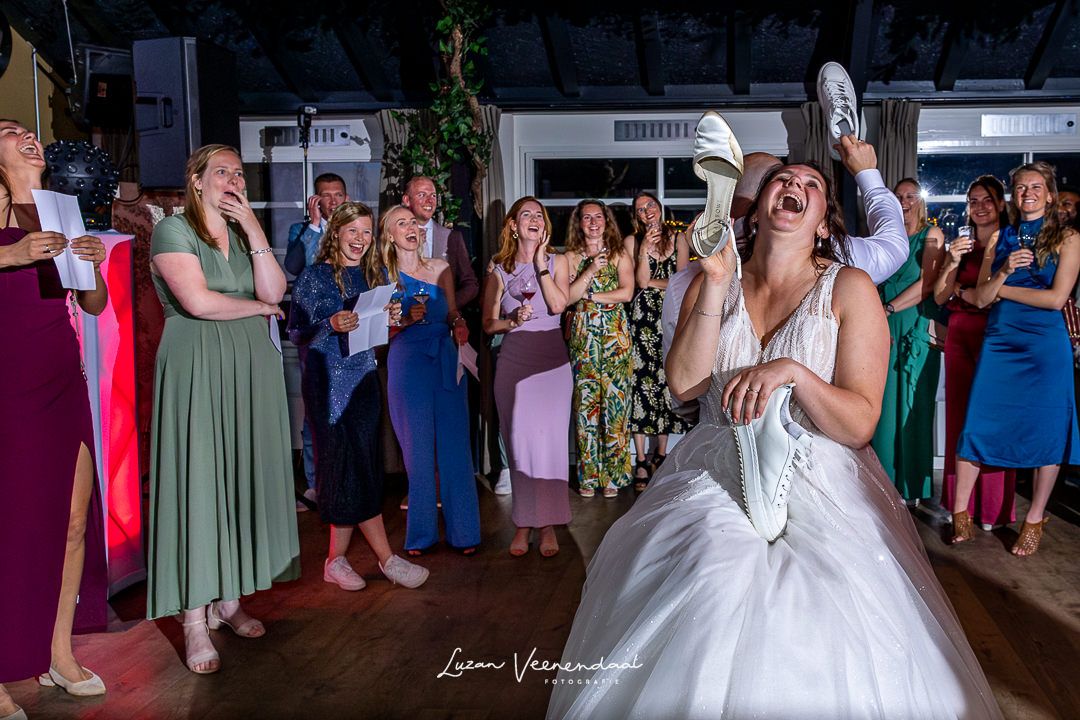 schoenenspel-feestavond-bruiloft-jesse-sharon-zoomers-aan-het-bos-castricum.jpg