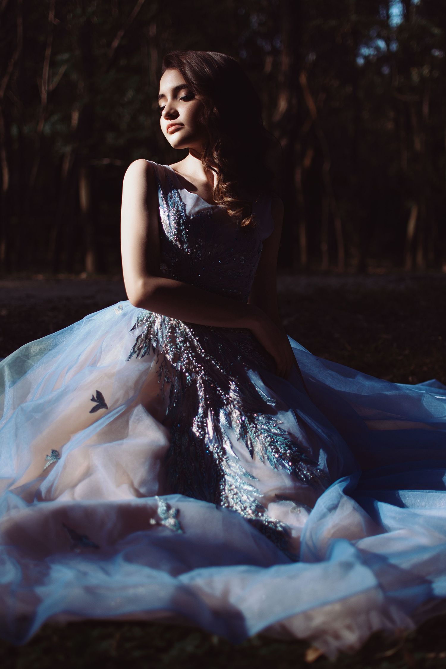 Retrato editorial de quinceañera con vestido de gala azul en el Bosque de Chapultepec.