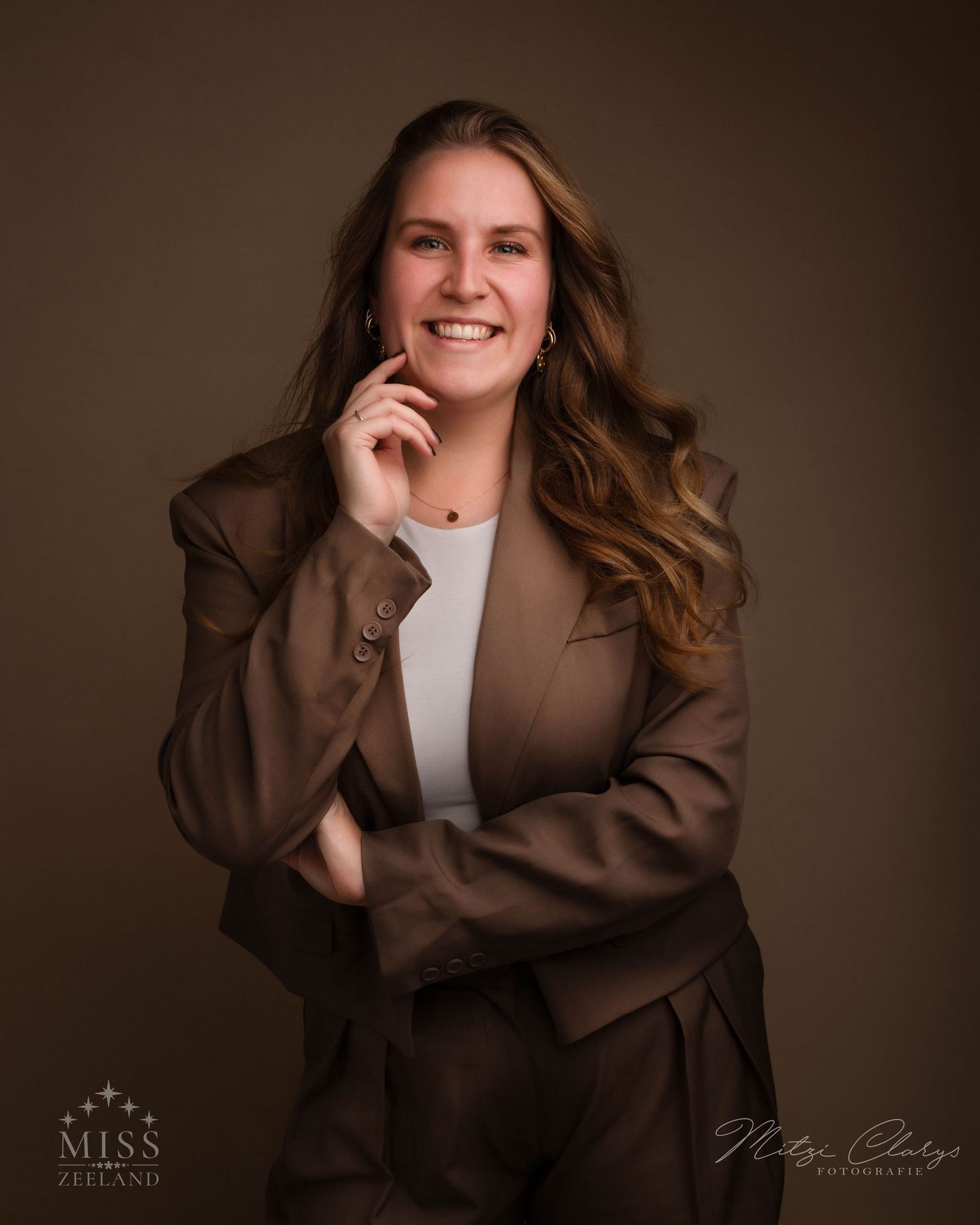 Headshot vrouw in bruin pak, Zeeland