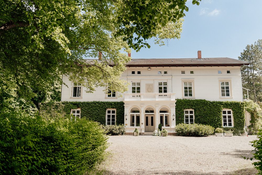 A panoramic sequence showing the exterior of a grand historic mansion with white windows and stone facade.