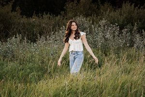 Senior photos in field.