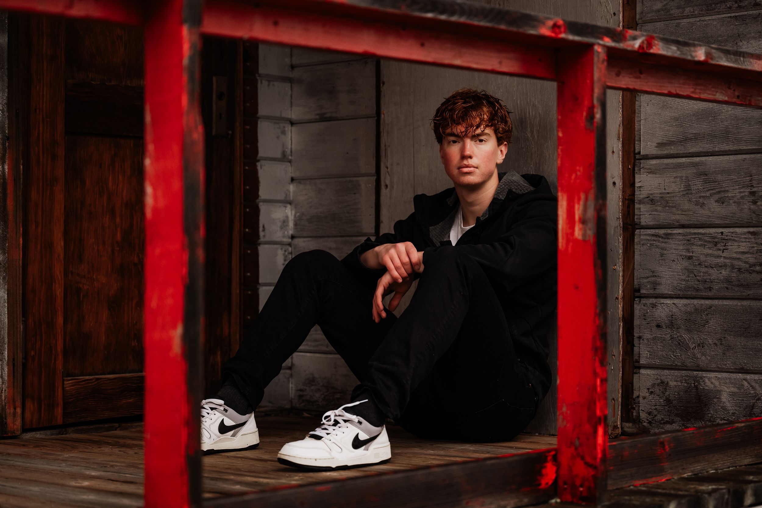 Rainy, moody day senior photos.