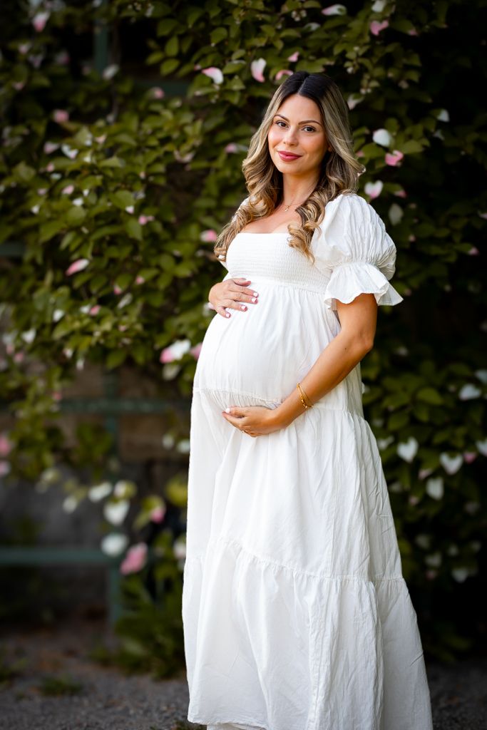 Fotografi av gravid kvinna.. Gravidfotografering. Gravidfoto. Gravidbild. Gravidfotograf. Maternity photoshoot.