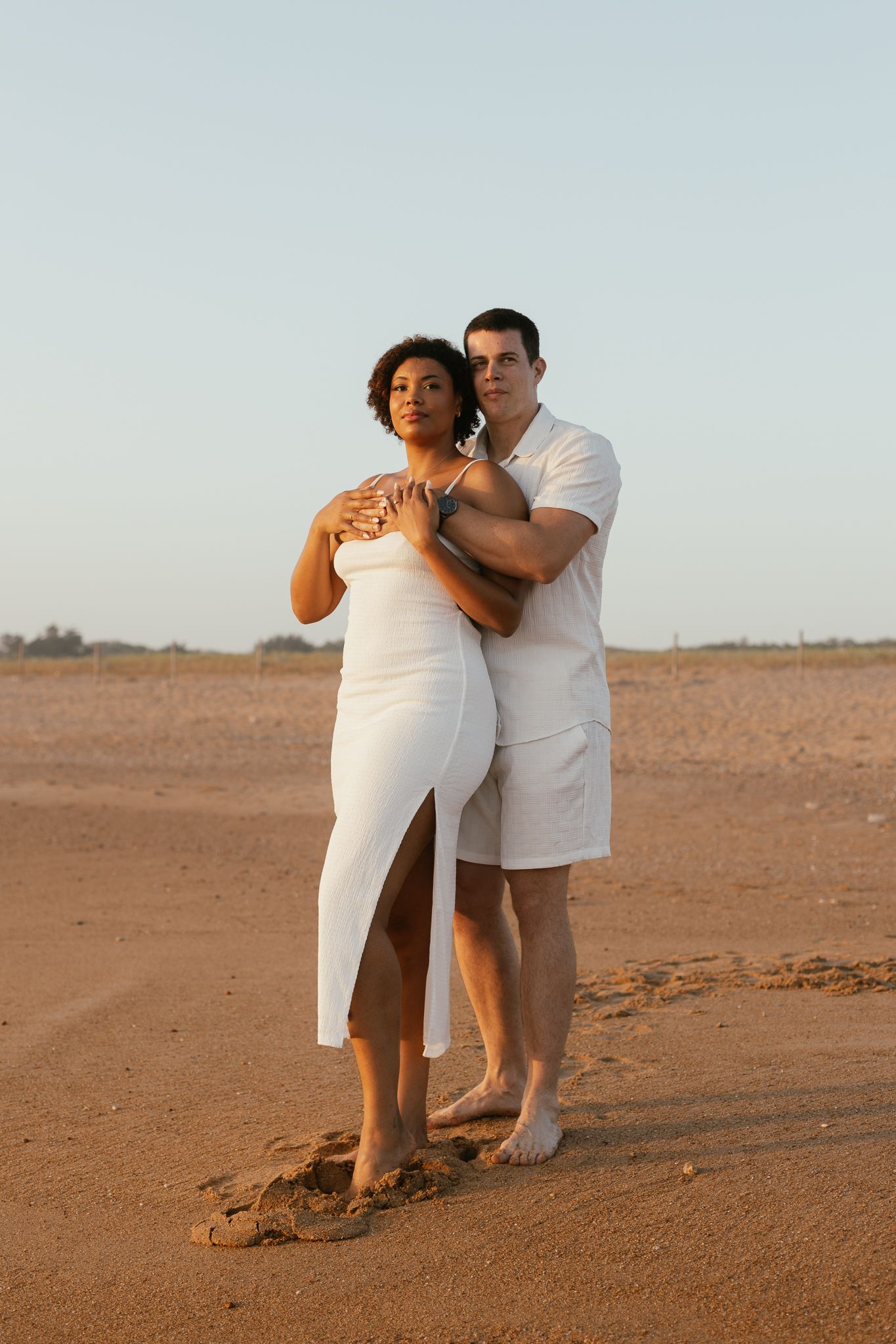 Séance photo romantique en bord de mer à marée basse, Anne-Laure et Clément partagent un moment tendre aux Sables-d’Olonne