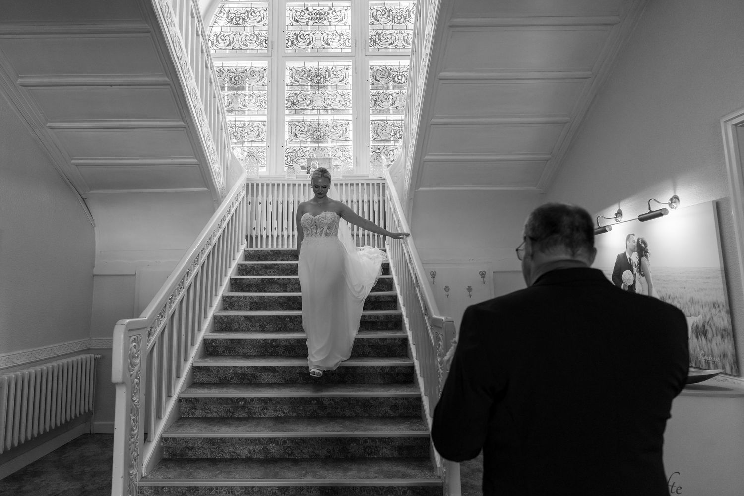 Standesamtliche Hochzeit im Schloss Wulkow, Braut steigt die Treppe im Schloss hinauf