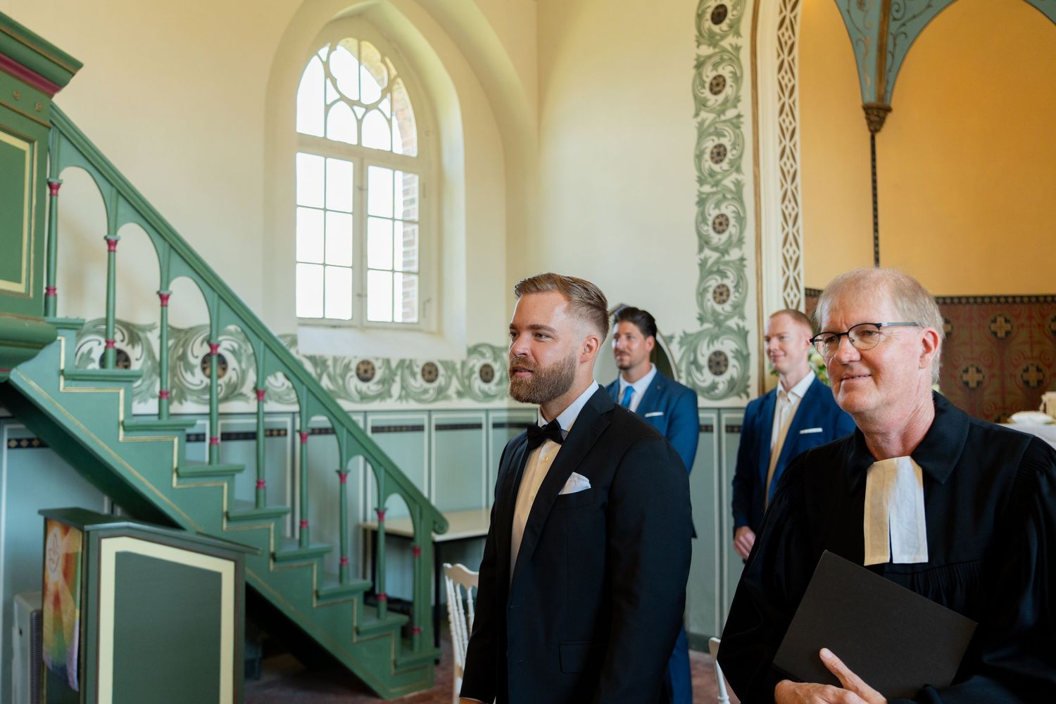 Standesamtliche Hochzeit im Schloss Wulkow, Bräutigam und Trauzeugen auf der Treppe des Schlosses