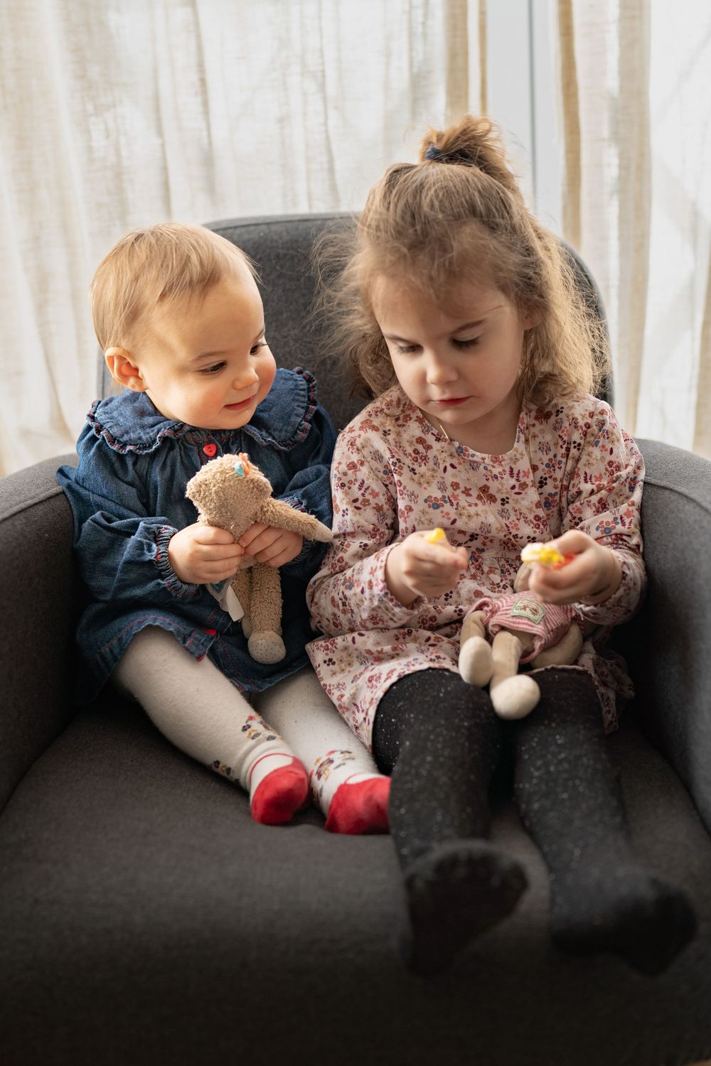 Moments complices entre deux petites soeurs, à Rueil-Malmaison