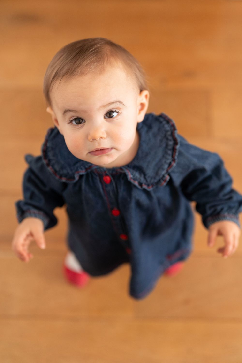 Portrait d'une petite fille qui marche depuis peu, à Rueil-Malmaison
