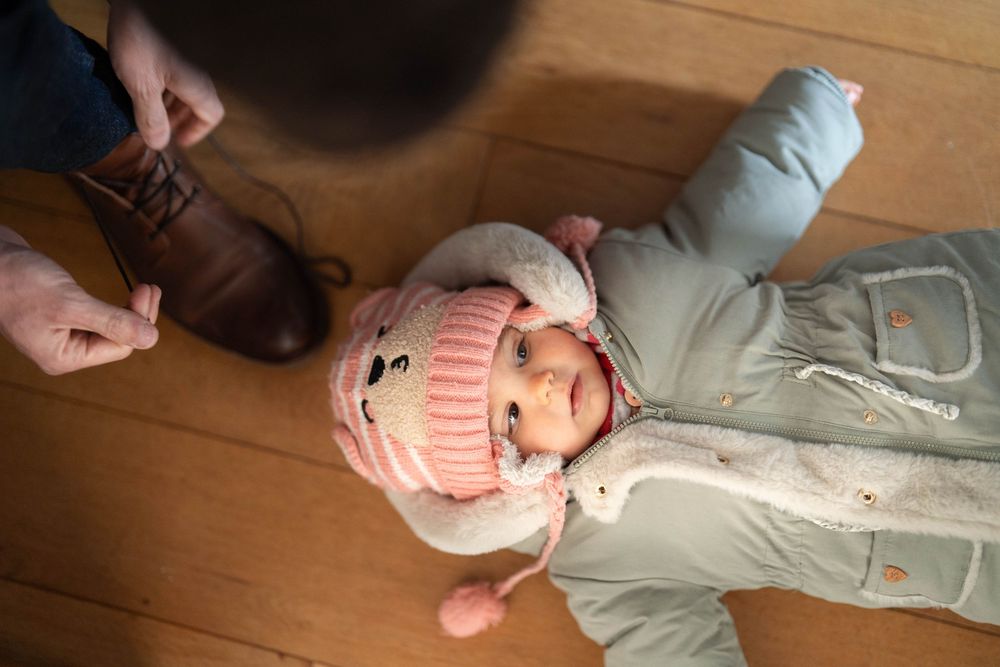 Bébé qui attend allongé par terre, à Rueil-Malmaison