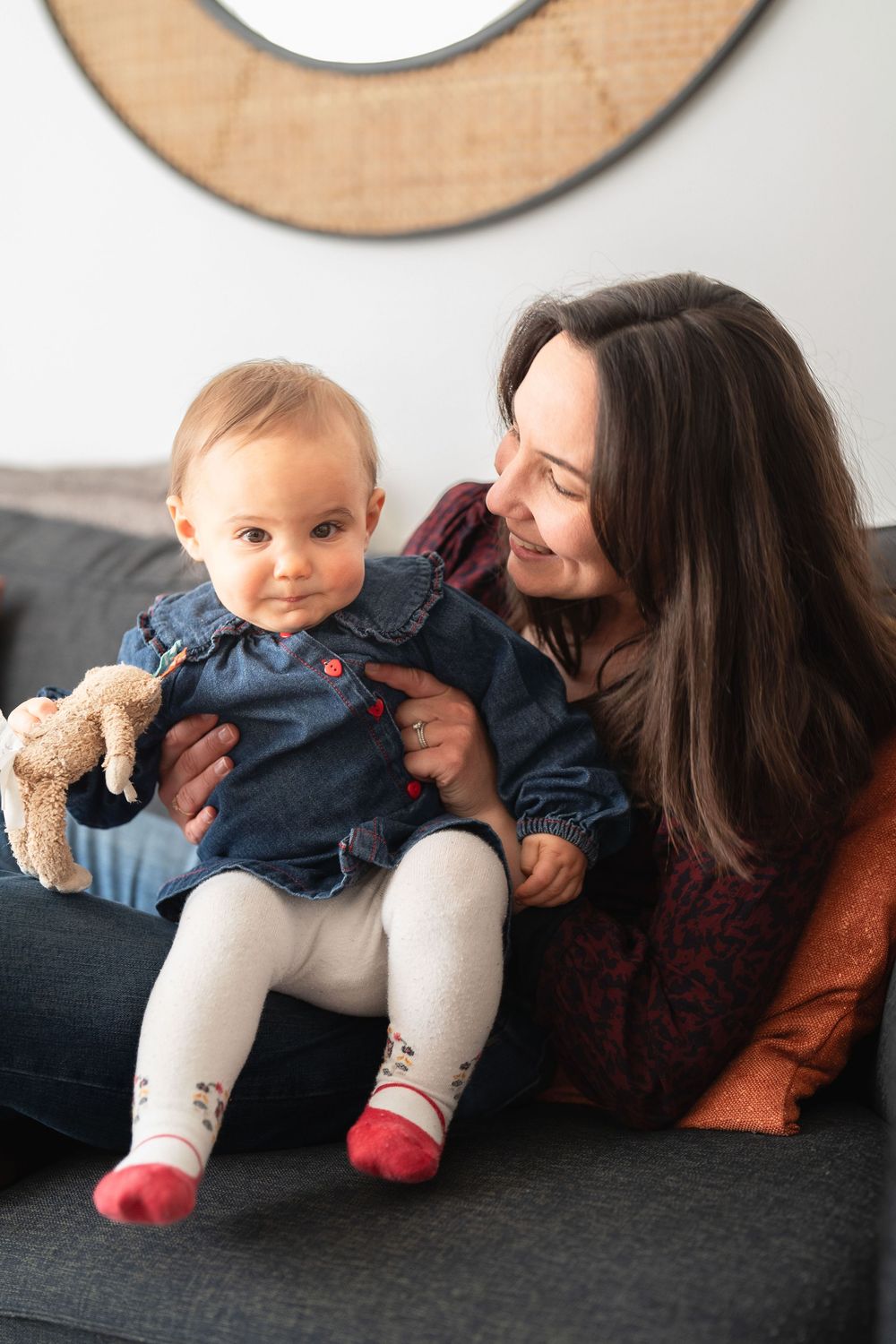 Maman et bébé sourire coquin à la maison