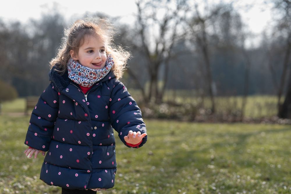 Fillette qui court dans un parc, à Rueil-Malmaison