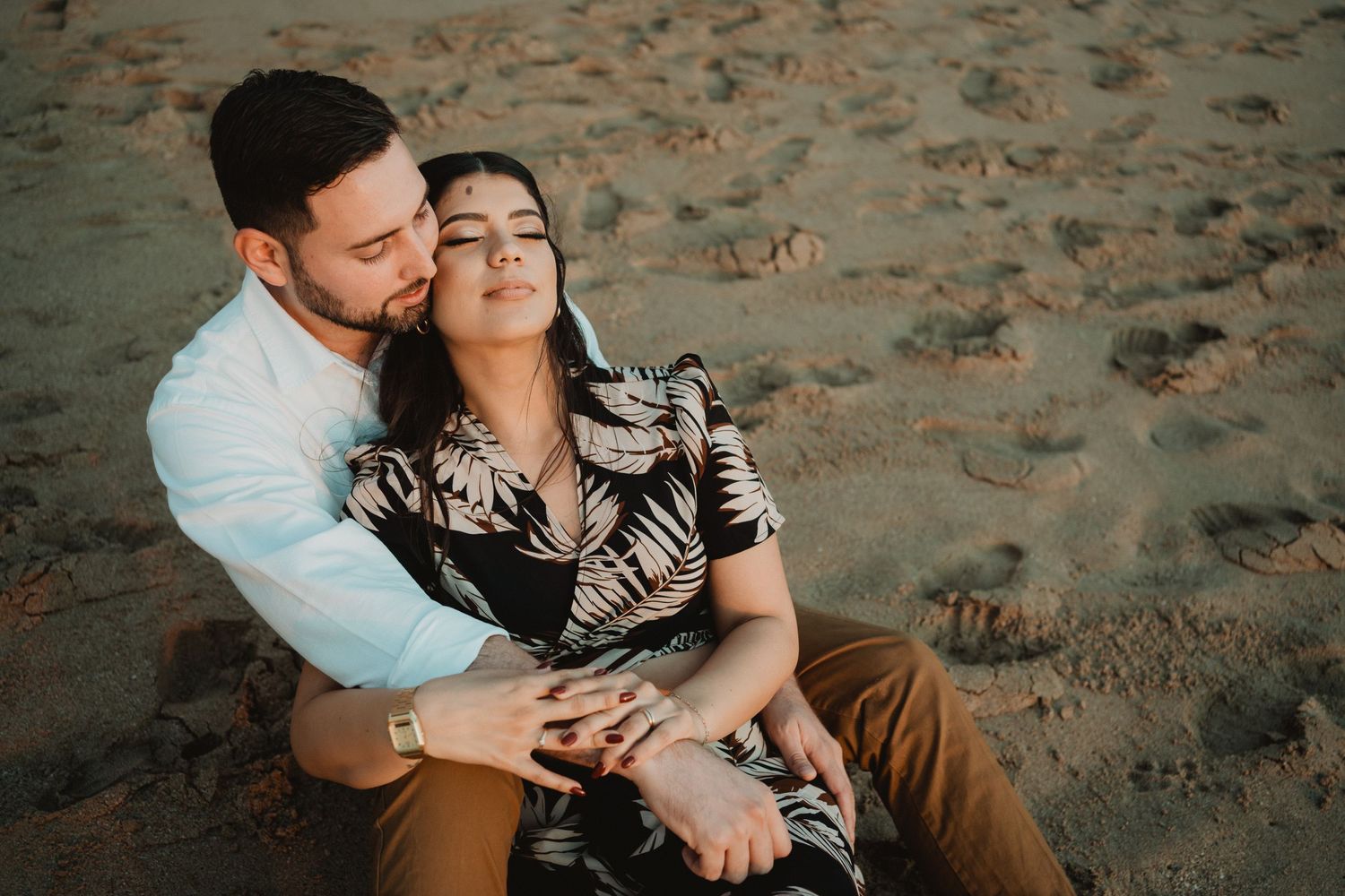 Sesión de pareja en la playa de Mazatlán, abrazo íntimo y conexión auténtica.