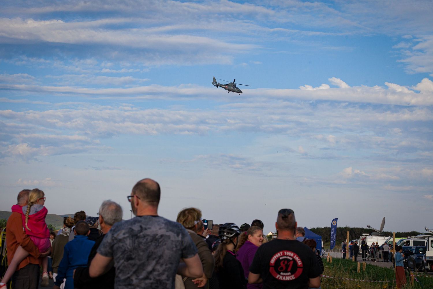Foule et médias à Sangatte survolés par l'hélicoptère de la Marine (4 août 2019)