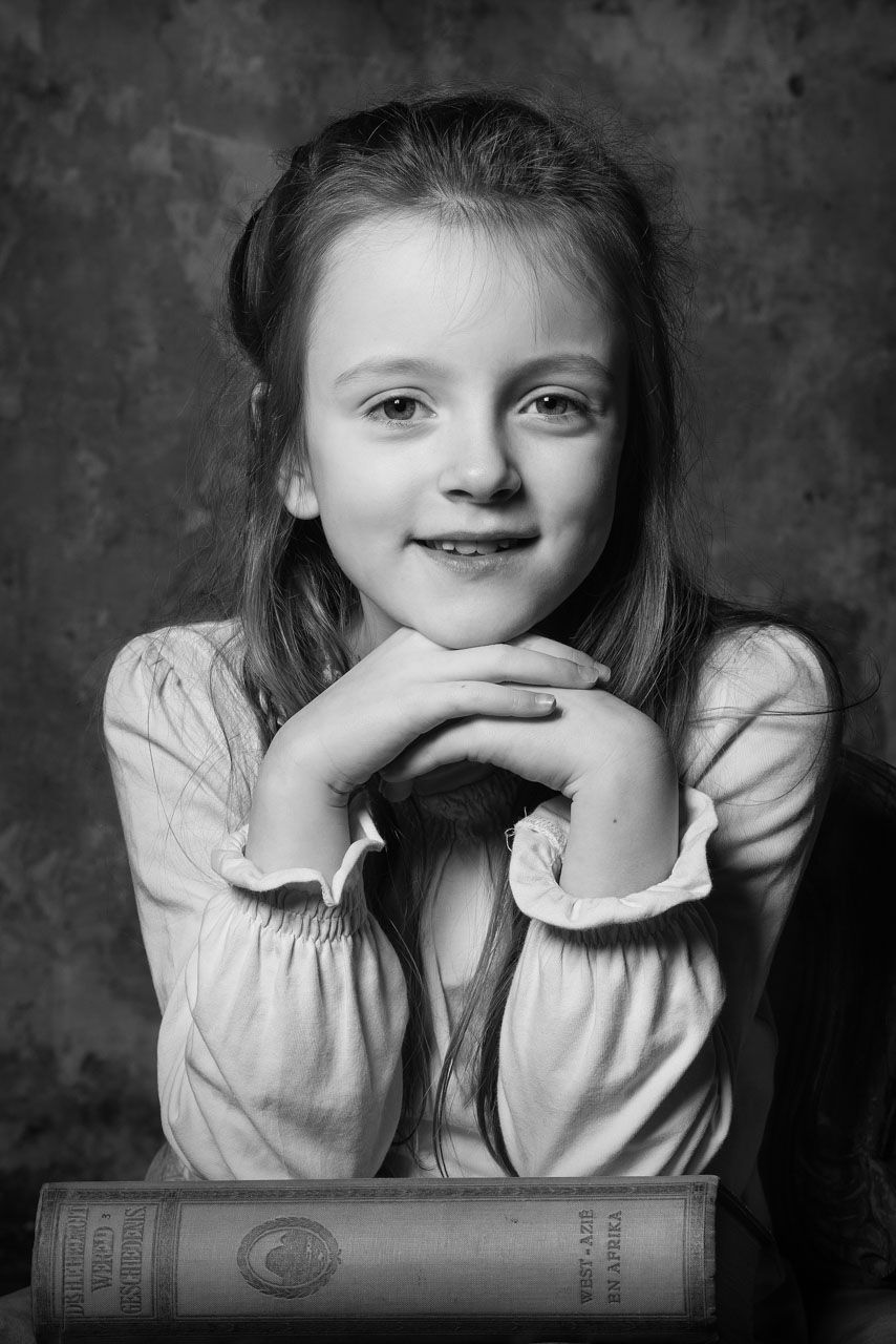 Meisje leunend op boek portret