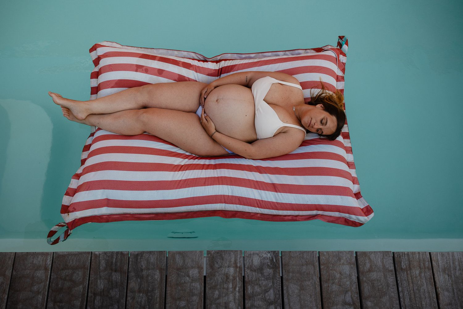 photo grossesse creative jouant sur les lignes et les couleurs pour sublimer la maternite dans une piscine a Lille