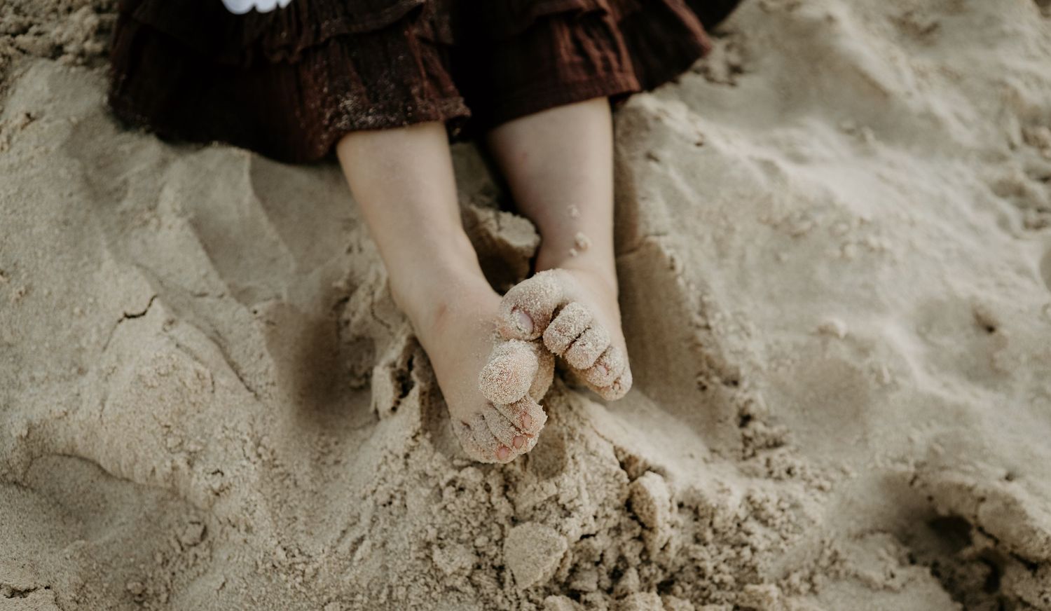 Girls sandy toes at the beach