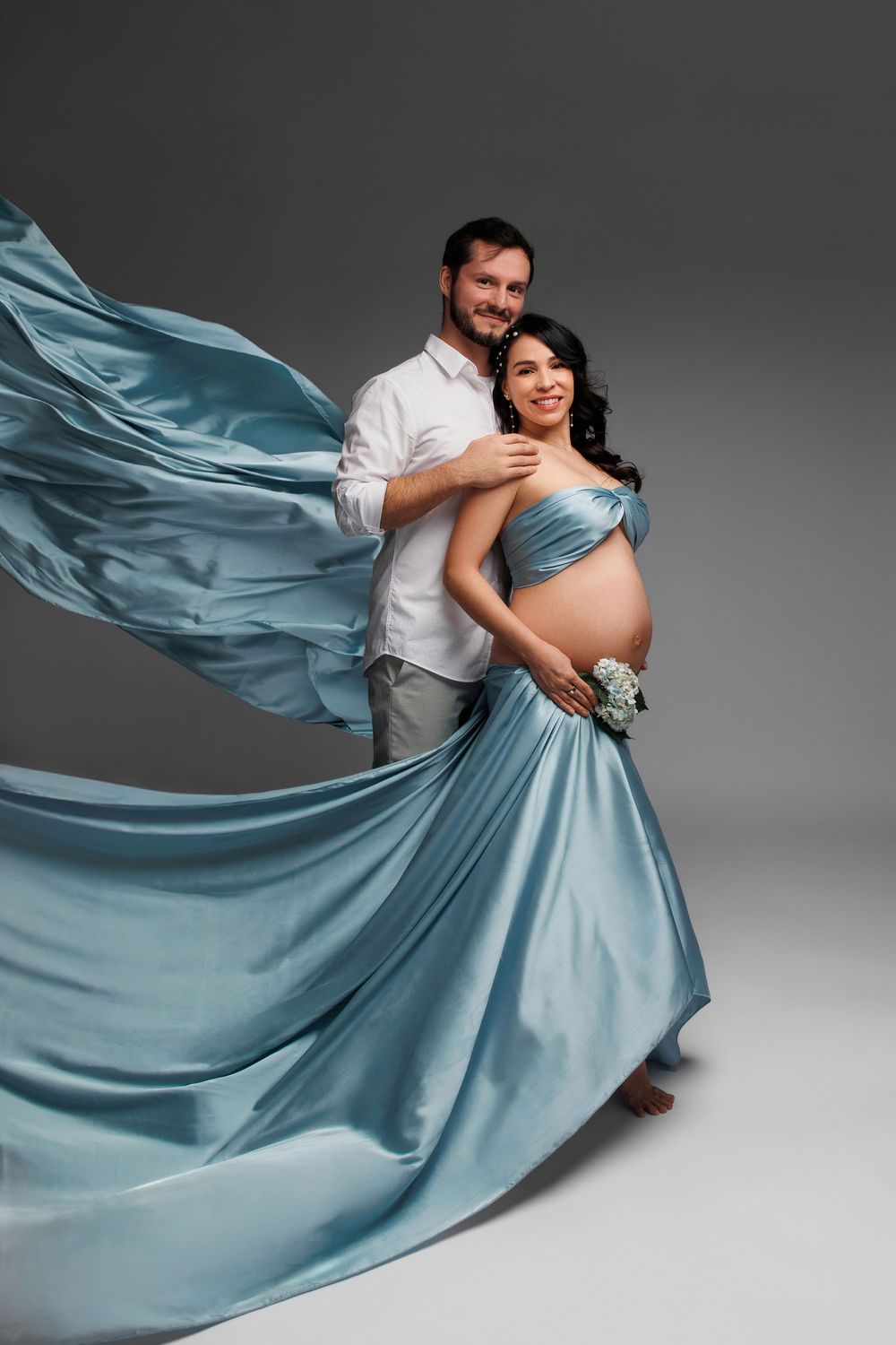 Luxury maternity photography in Chicago & suburbs featuring timeless studio and lifestyle portraits of expecting mothers.