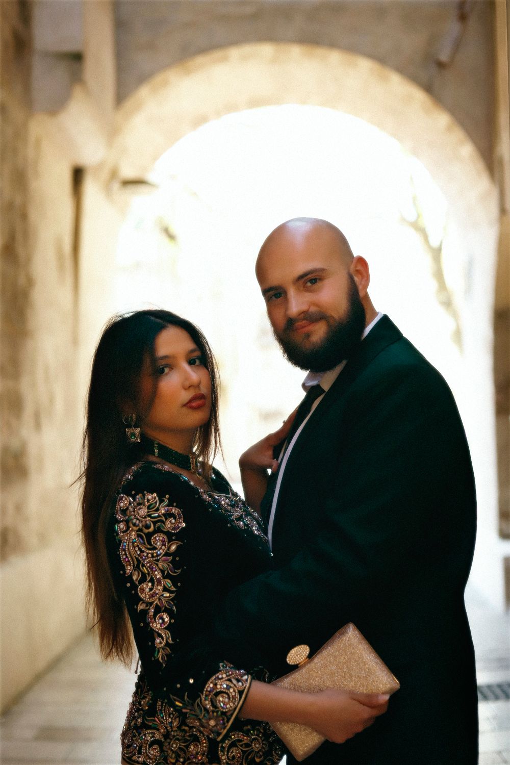 Chaemi Studio, photographe à Montpellier en séance photo en ville. Portrait original d’un shooting créatif en couple, romantique et élégant.