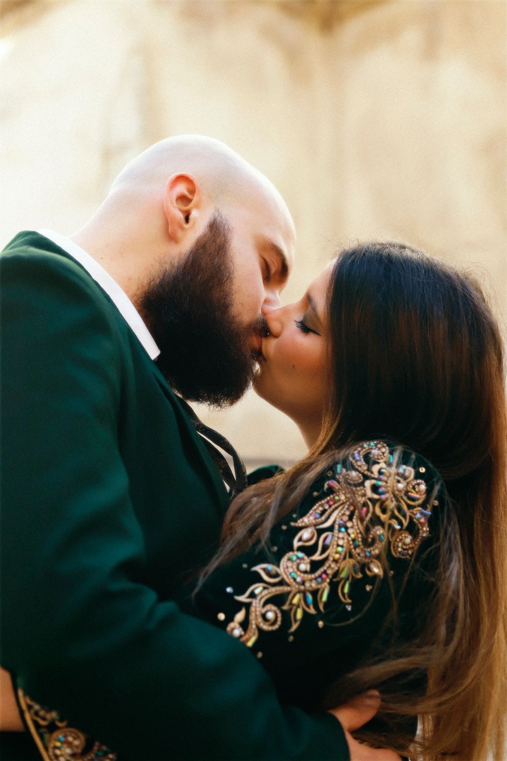 Chaemi Studio, photographe à Montpellier en séance photo en ville. Portrait original d’un shooting créatif en couple, romantique et élégant.