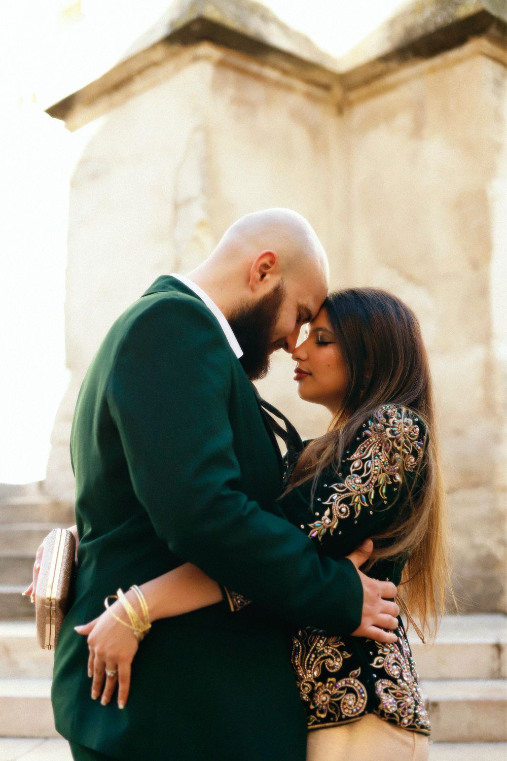 Chaemi Studio, photographe à Montpellier en séance photo en ville. Portrait original d’un shooting créatif en couple, romantique et élégant.