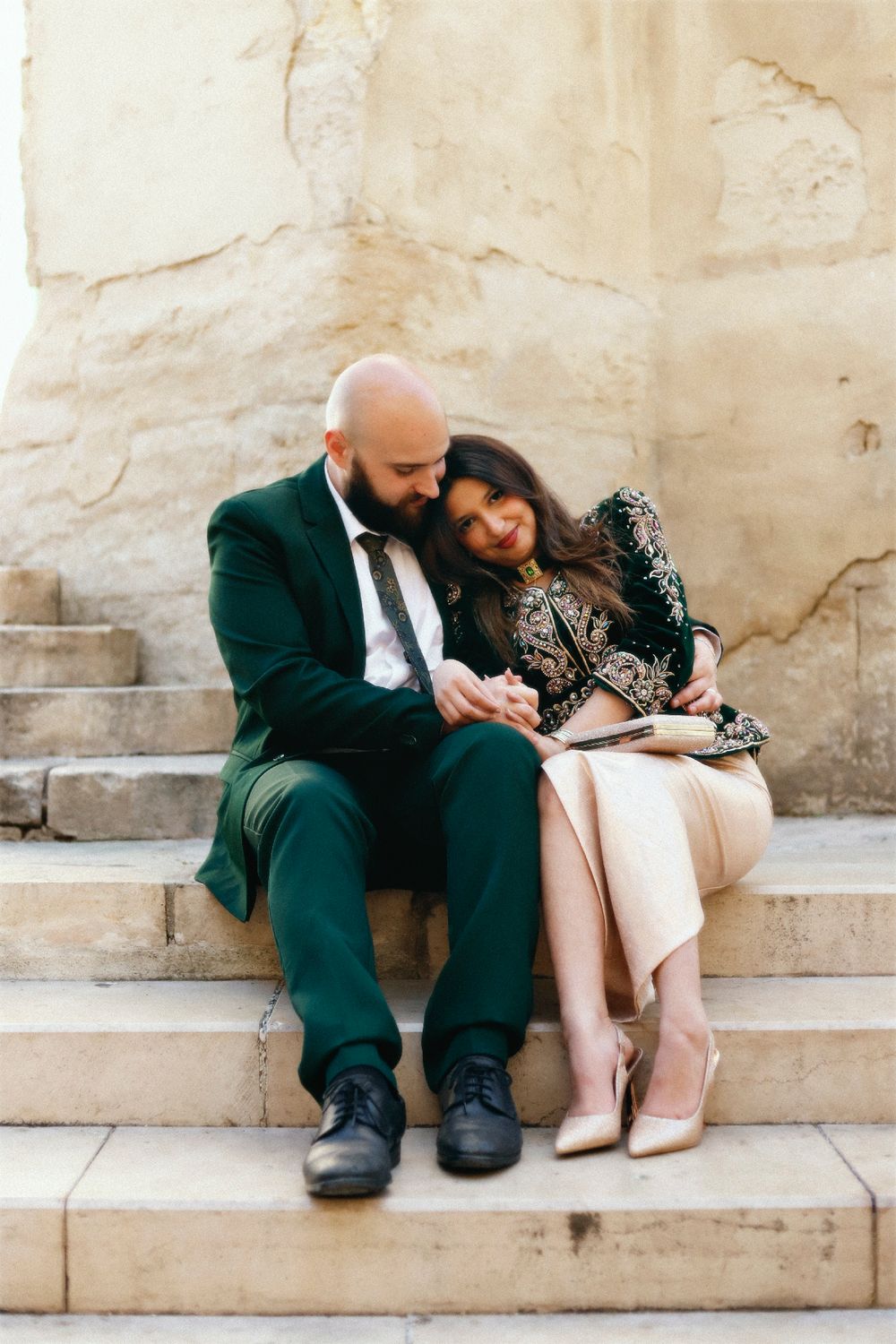 Chaemi Studio, photographe à Montpellier en séance photo en ville. Portrait original d’un shooting créatif en couple, romantique et élégant.