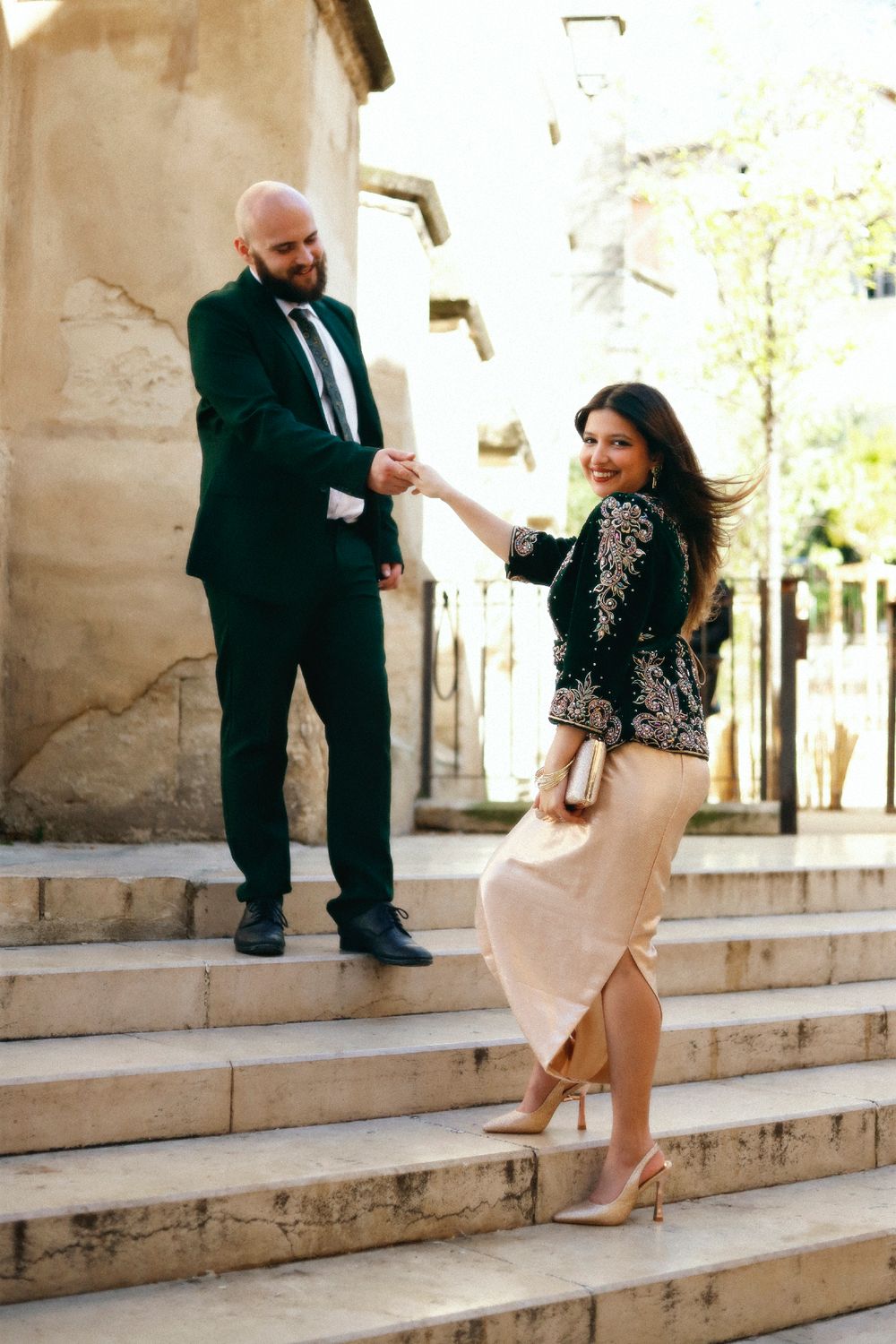 Chaemi Studio, photographe à Montpellier en séance photo en ville. Portrait original d’un shooting créatif en couple, romantique et élégant.