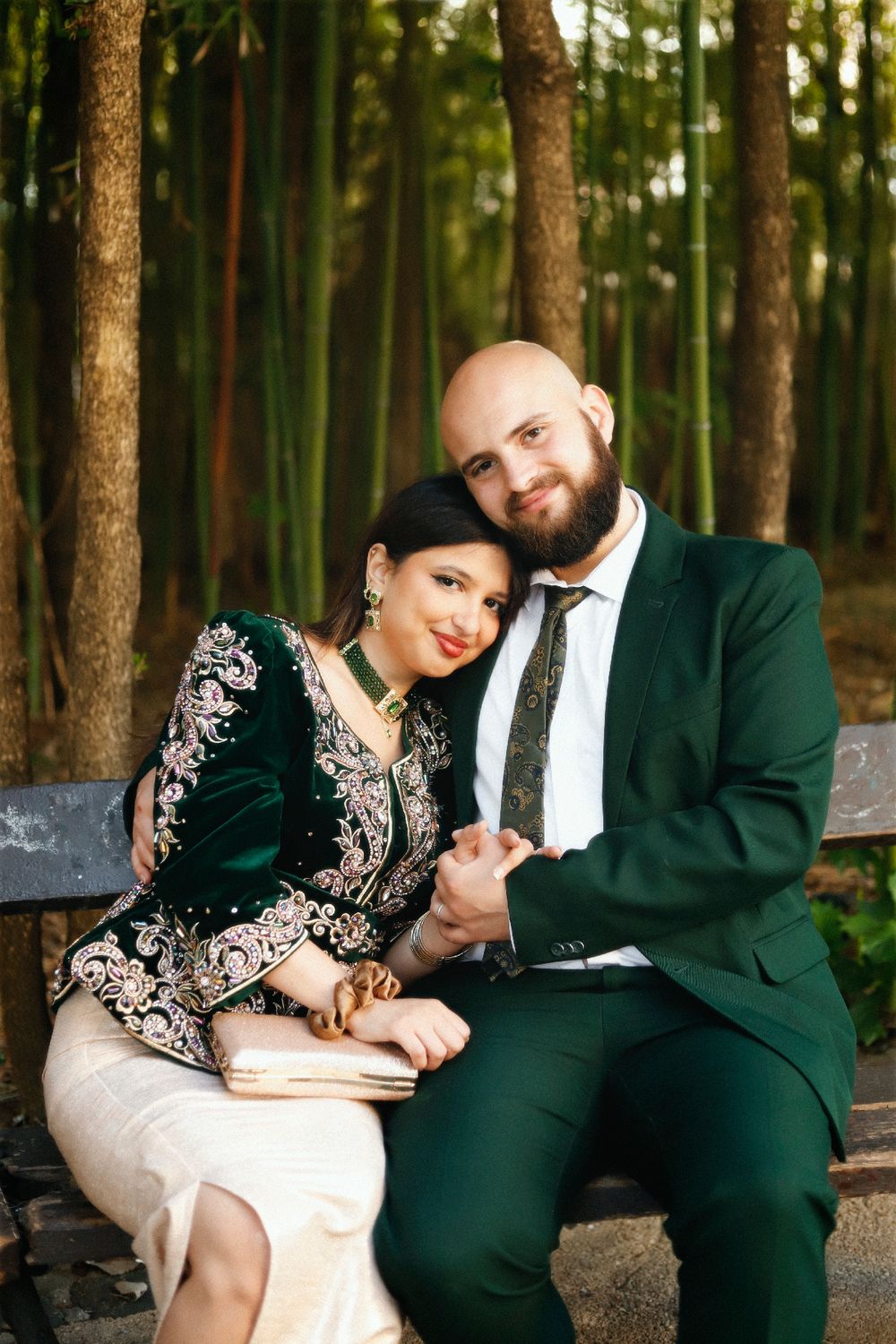 Chaemi Studio, photographe à Montpellier en séance photo en ville. Portrait original d’un shooting créatif en couple, romantique et élégant.