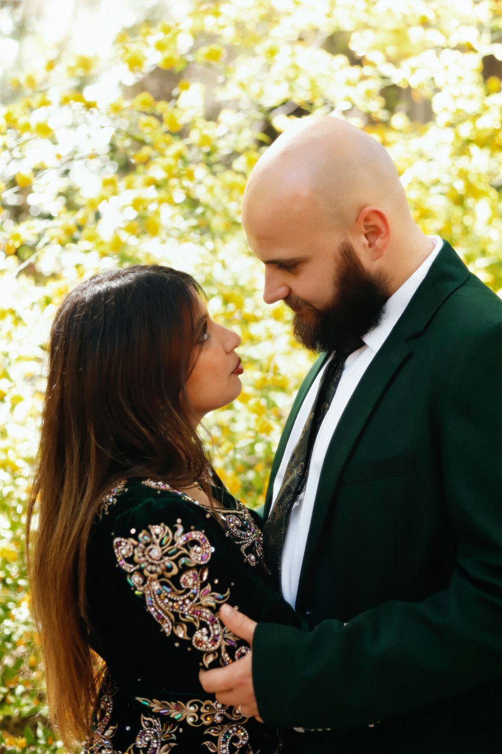 Chaemi Studio, photographe à Montpellier en séance photo en ville. Portrait original d’un shooting créatif en couple, romantique et élégant.