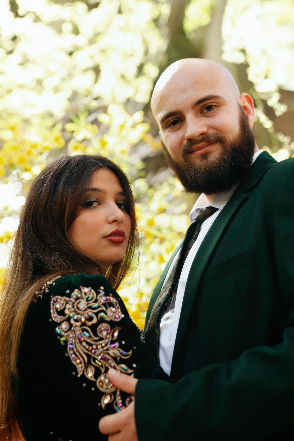 Chaemi Studio, photographe à Montpellier en séance photo en ville. Portrait original d’un shooting créatif en couple, romantique et élégant.