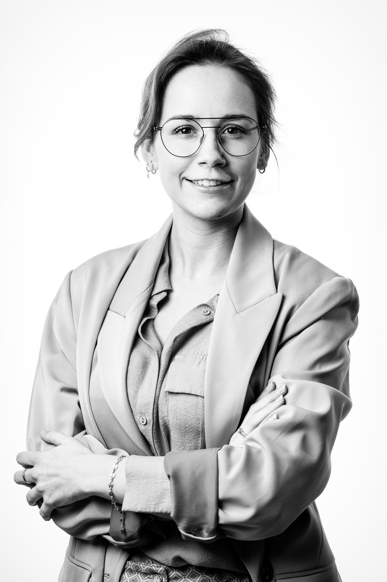 Professioneel LinkedIn portret van vrouwelijke ondernemer, zwart wit studiofoto voor sterke profielfoto op LinkedIn en zakelijke uitstraling
