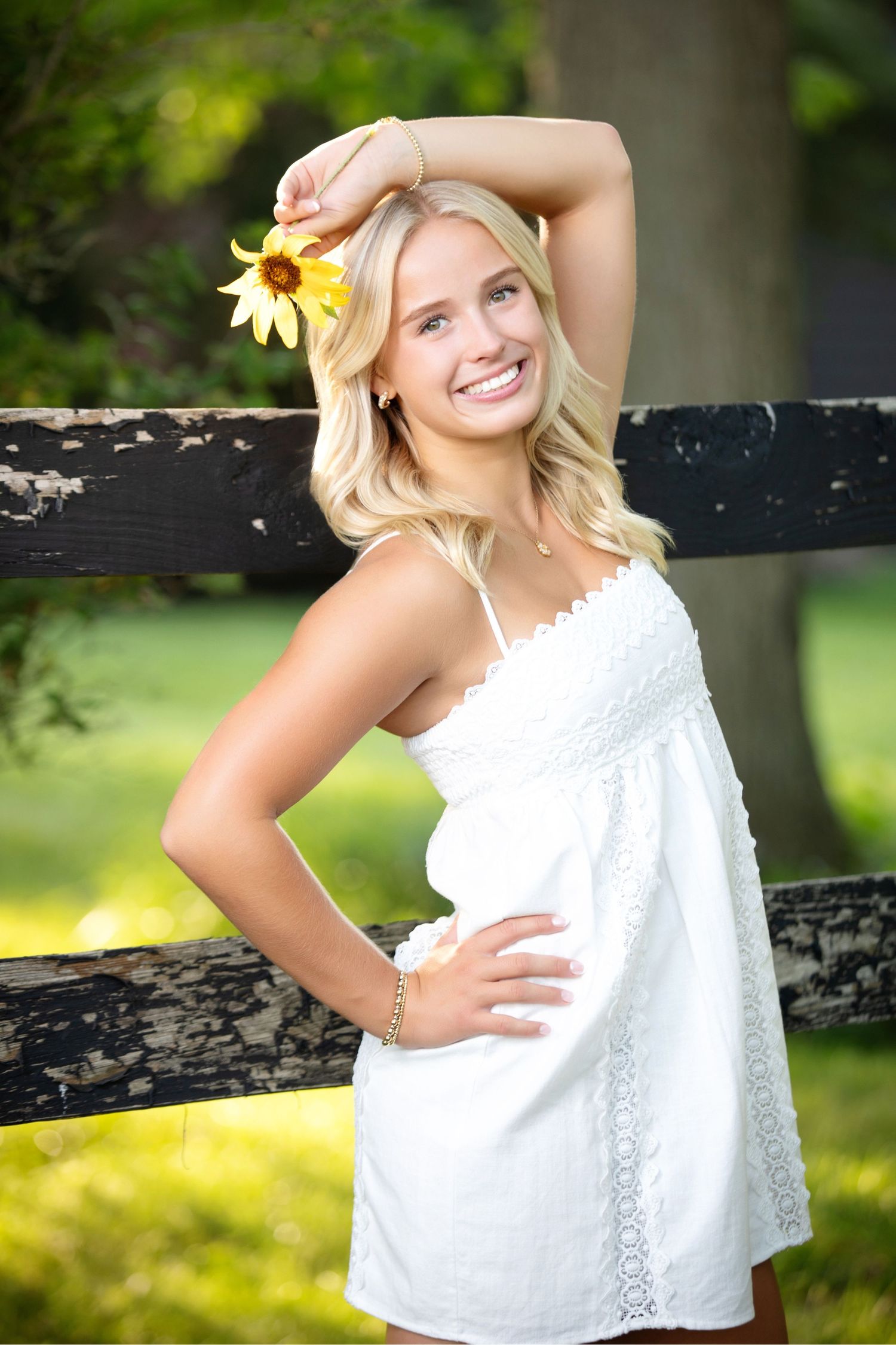 Dublin Scioto senior pictures at Mosers Farm Market. Senior pictures in a field.  Sunflower senior pictures. Farm senior pictures.