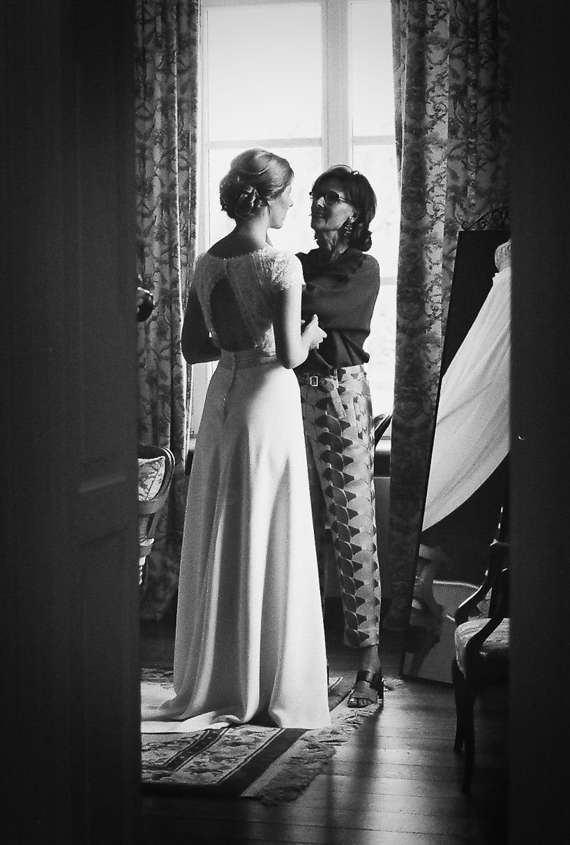 photo argentique noir & blanc préparation de la mariée