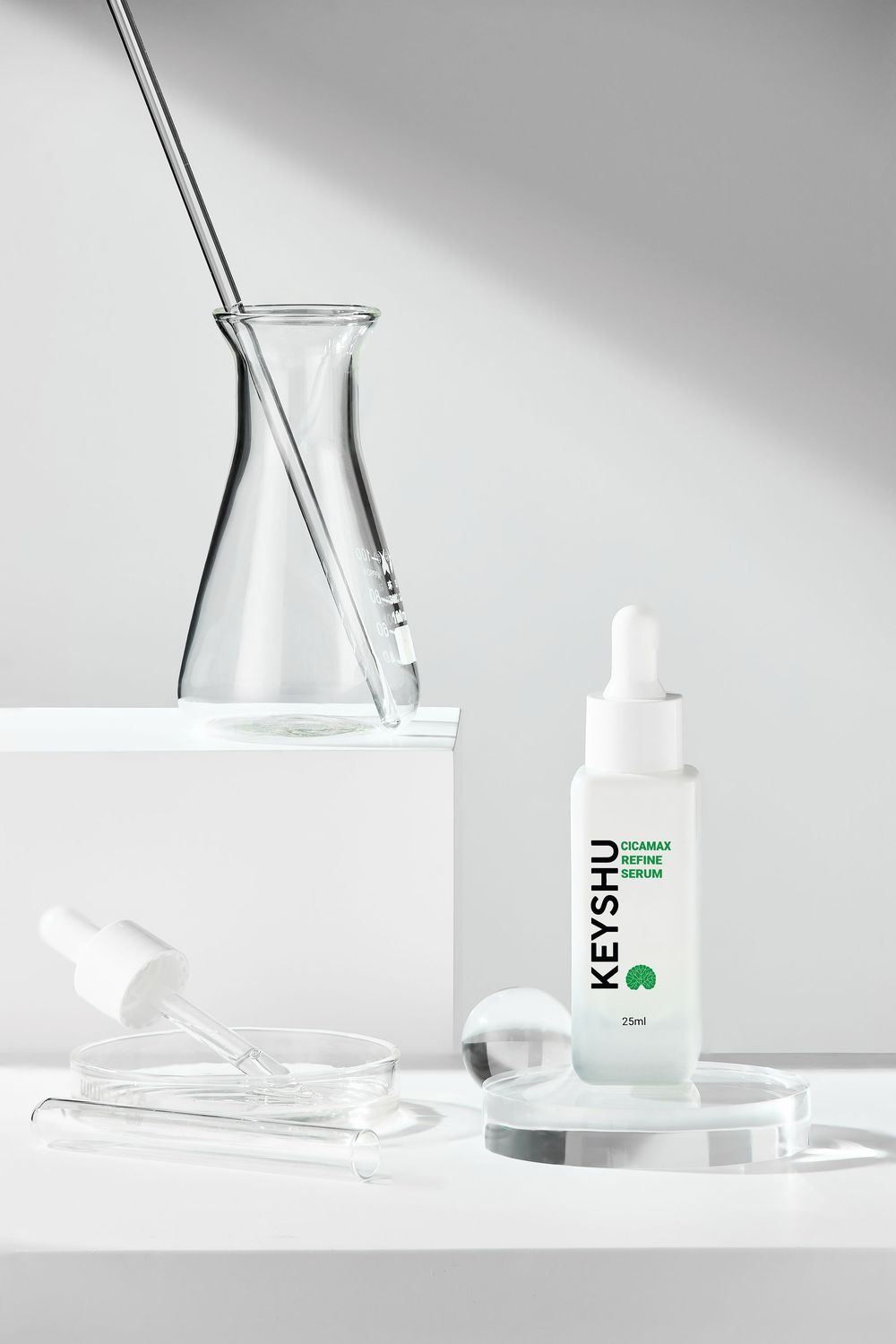 Chụp ảnh serum phục hồi da phong cách phòng thí nghiệm hiện đại