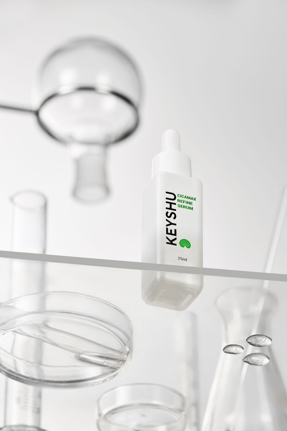 Chụp ảnh serum phục hồi da phong cách phòng thí nghiệm hiện đại