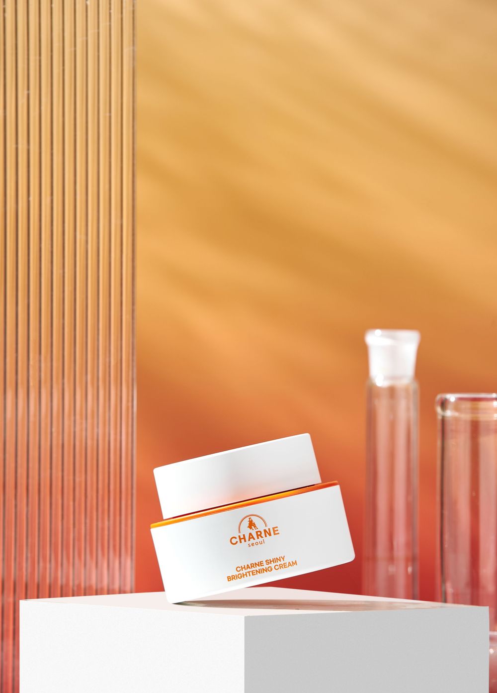 Chụp ảnh sản phẩm skincare cao cấp với bố cục minimal studio