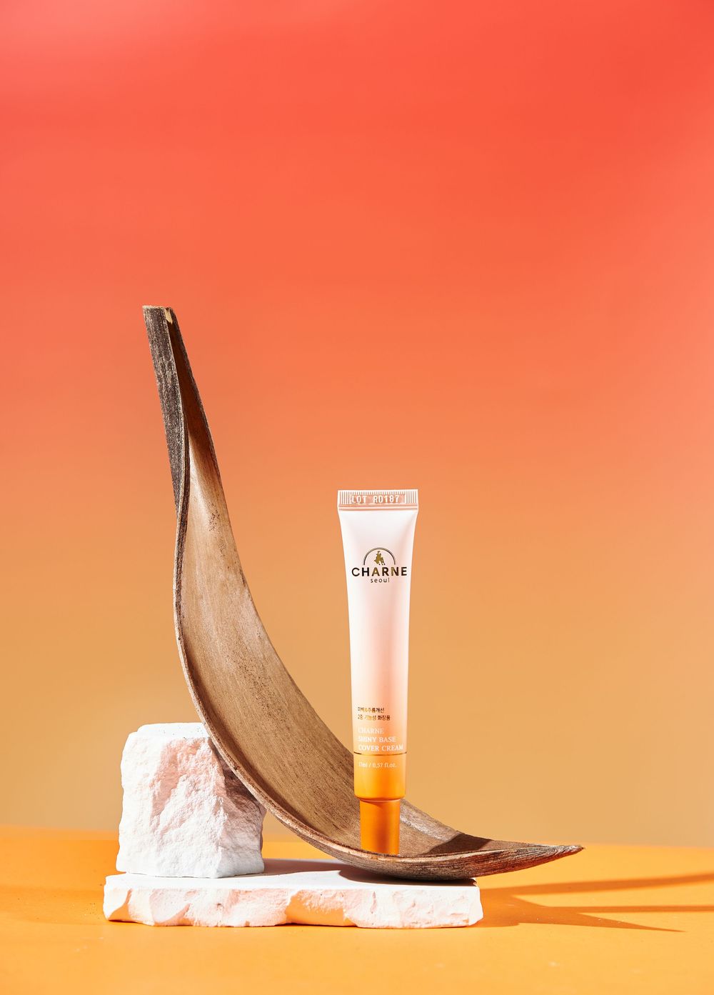 Chụp ảnh serum skincare cao cấp với hiệu ứng màu sắc studio