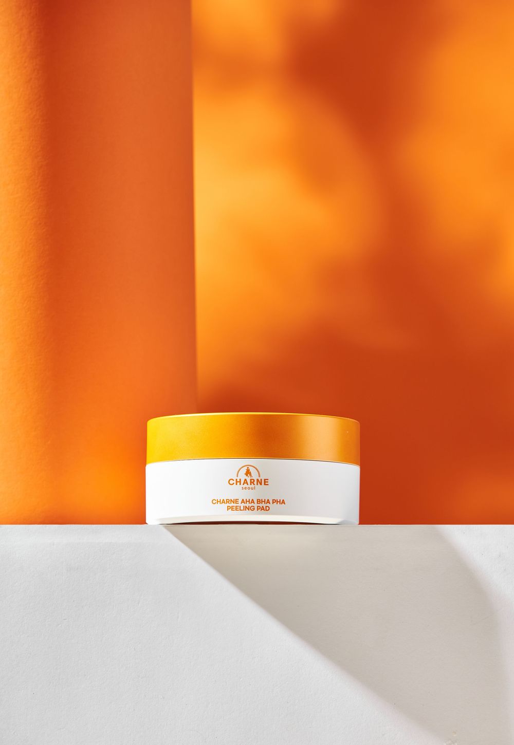 Ảnh chụp sản phẩm skincare cao cấp concept minimal hiện đại