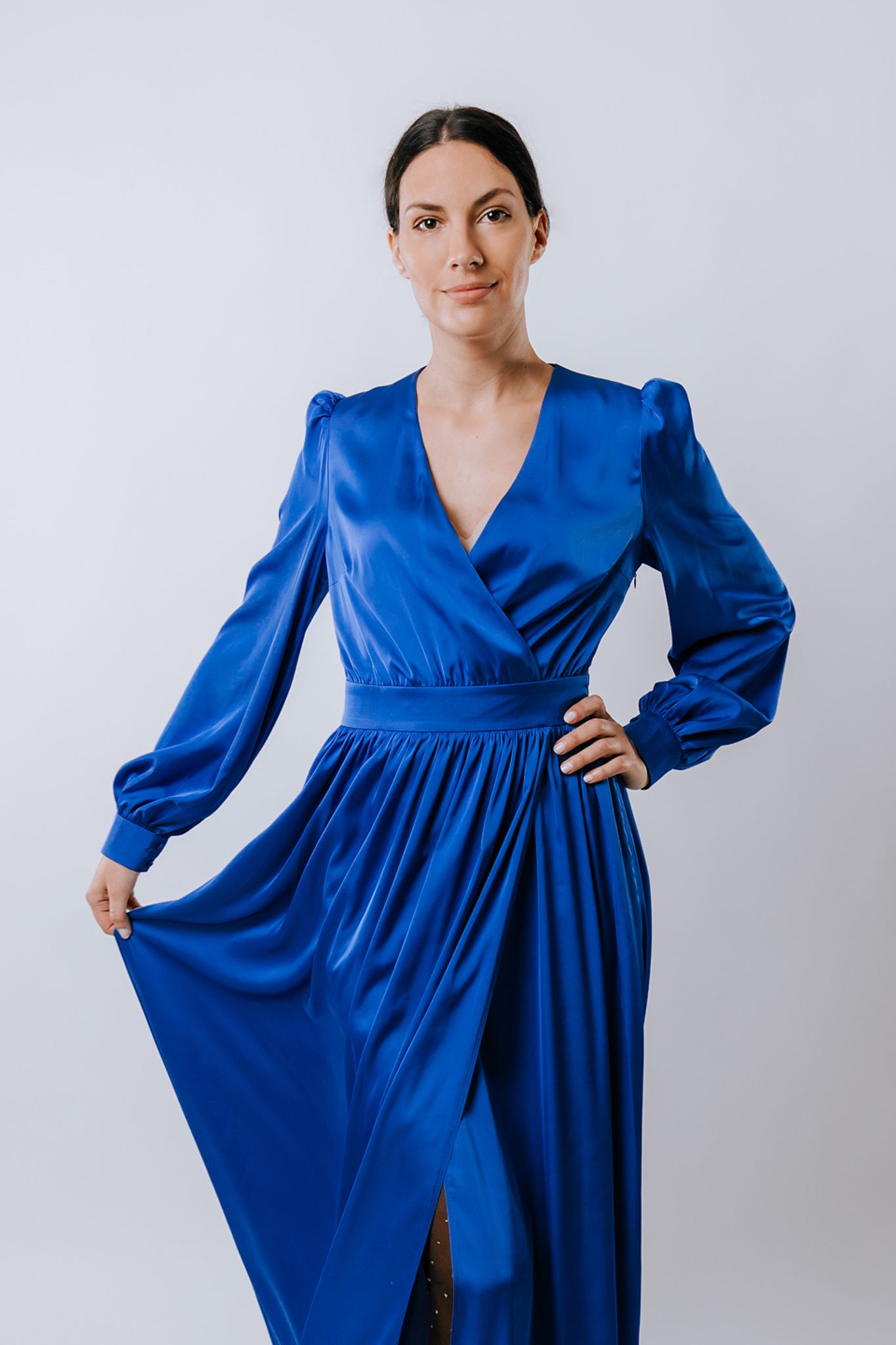 Detailný záber na hornú časť modrých spoločenských šiat s dôrazom na materiál a strih. Portrétna a fashion fotografia, Žilina.