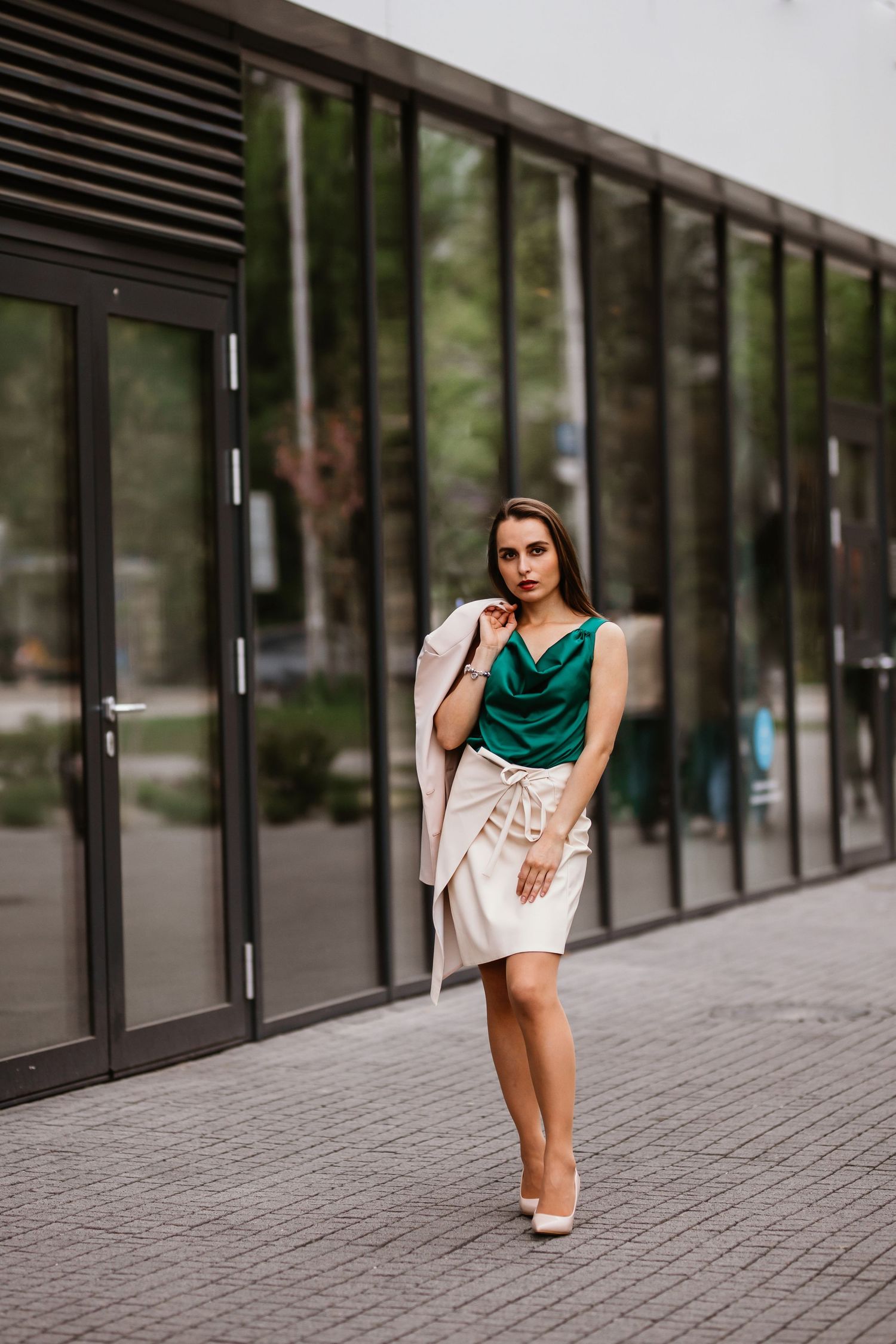 Mladá žena v tyrkysových šatách pózuje na mestskom nádvorí. Letná fashion fotografia a umelecké portréty v Rajeckých Tepliciach.