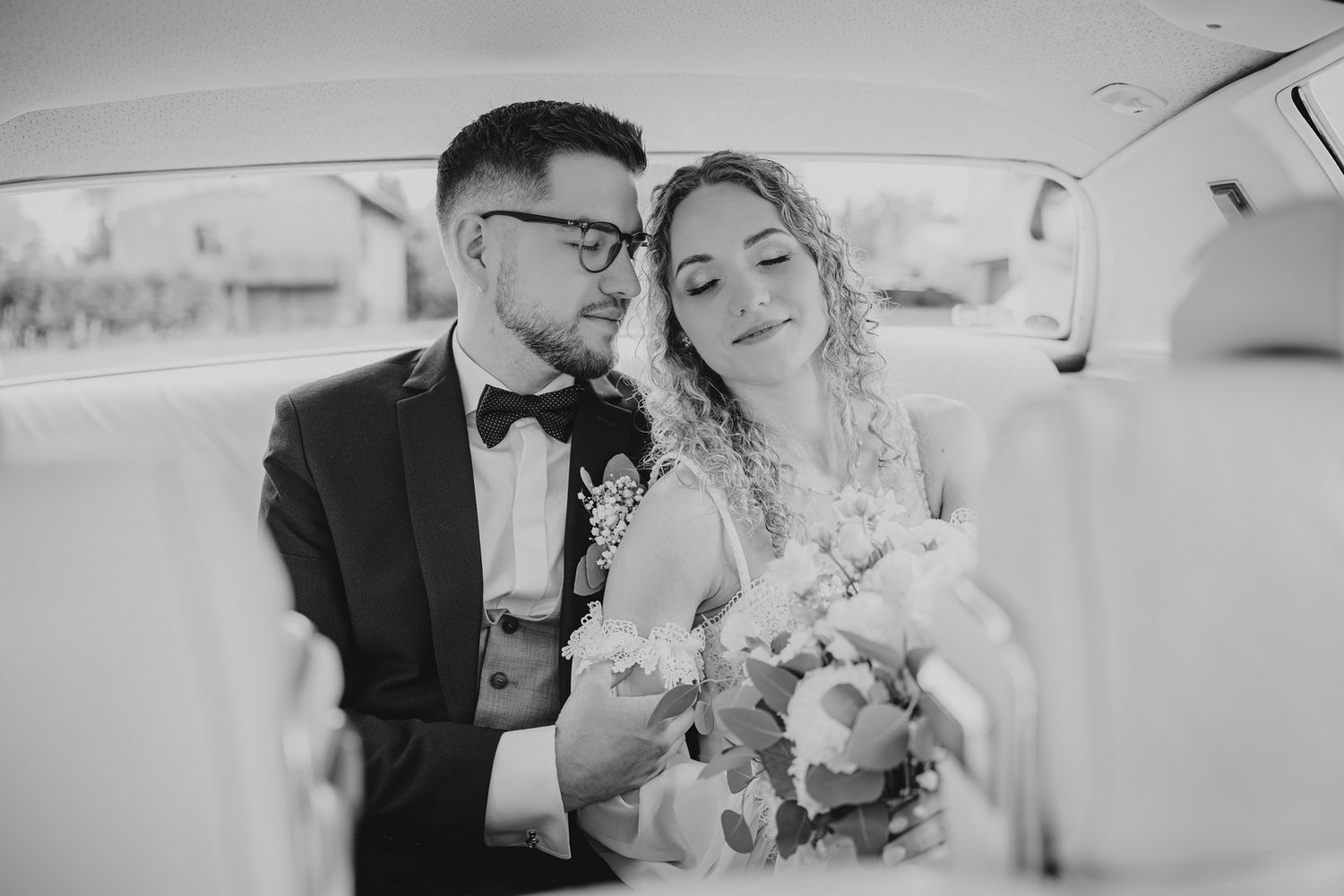 Romantyczne zdjęcia pary młodej w aucie w drodze na salę w Willi Słonecznej