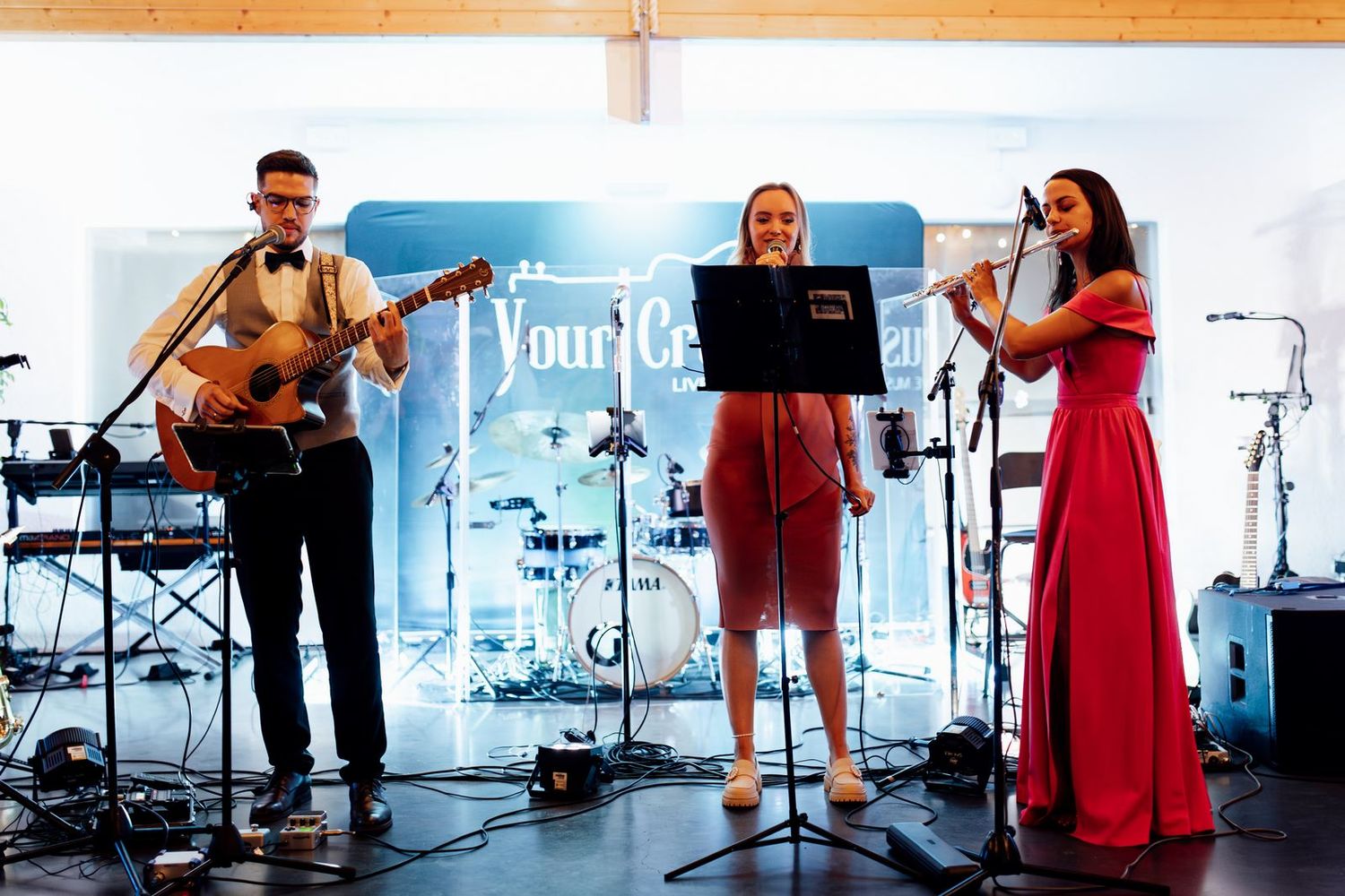 Pan młody grający na gitarze w ramach niespodzianki dla pani młodej